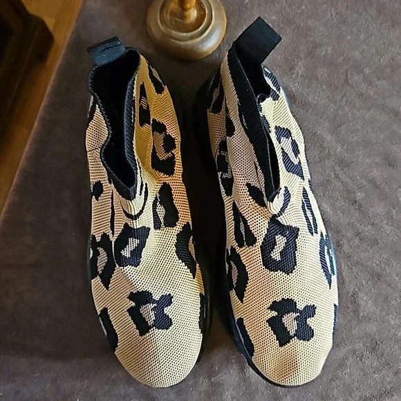 YOKI Women's Comfort Leopard Sneaker NWT - Picture 2 of 6